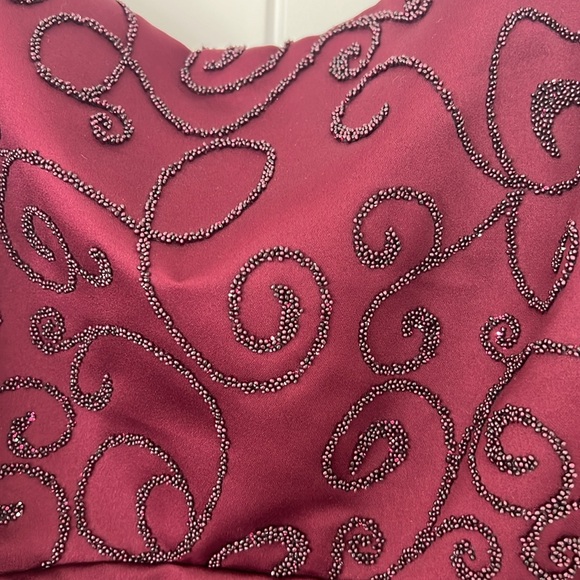 Burgundy wine, maroon gown Mother of bride/groom, size 12/14. 40” bust, prom - Picture 3 of 9